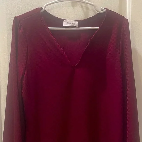 NEW…Kaileigh Checker Pattern V-Neck Blouse - Picture 4 of 4